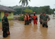 Babinsa Bergerak Cepat Membantu Warga Terdampak Banjir Di Gorontalo Utara