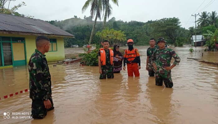 Babinsa Bergerak Cepat Membantu Warga Terdampak Banjir Di Gorontalo Utara