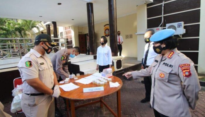Cegah Penggunaan Narkoba, Personil Polda Gorontalo Jalani Test Urine