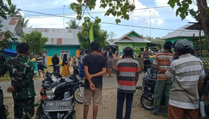 Masa Pendukung Cakades Ismail N. Jafar Segel Kantor Desa Bongohulawa