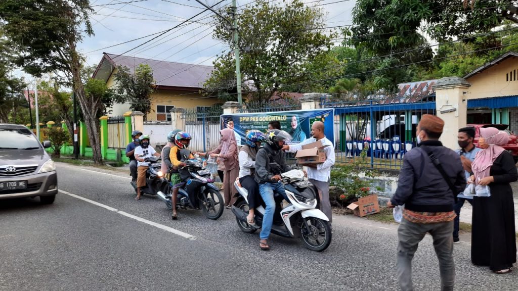 Peringati Hari Kartini, Pengurus DPC PKB Kabupaten Gorontalo Bagi-Bagi Takjil