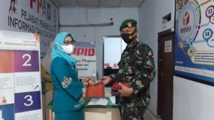 Perangi Covid-19, Kasek Bawaslu Kabgor Serahkan Hand Sanitizer Dan Masker