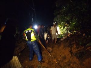 Babinsa Kecamatan Tibawa Bergerak Cepat Mengatasi Tanah Longsor