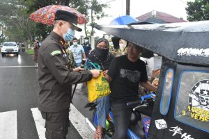 Kejari Kabupaten Gorontalo Bagi Sembako Berkah Ramadhan