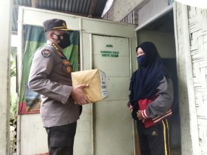 Peduli Masyarakat Di Saat Penerapan PPKM, Polres Gorontalo Salurkan Paket Sembako