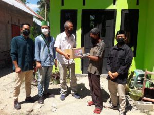 Bagi Bansos, Sat Intelkam Polres Gorontalo Dan HMI Cabang Limboto Ringankan Beban Masyarakat Dampak Covid-19