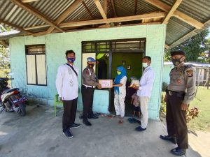 Kepedulian Kapolda Gorontalo, Direalisasi Polsek Tibawa Dengan Membagikan Paket Sembako Pada Masyarakat Dampak Covid-19