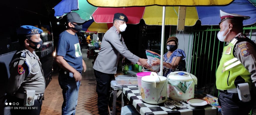 Pimpin Patroli KRYD Kasat Intelkam Polres Gorontalo Serahkan Bantuan Pada PKL Dampak PPKM