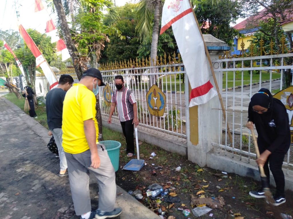 Pembina YP-DLP, Dr. Rustam Akili Dan Civitas Akademika UG Gelar Jumat Bersih, Bagikan Masker Dan Olahraga Bersama