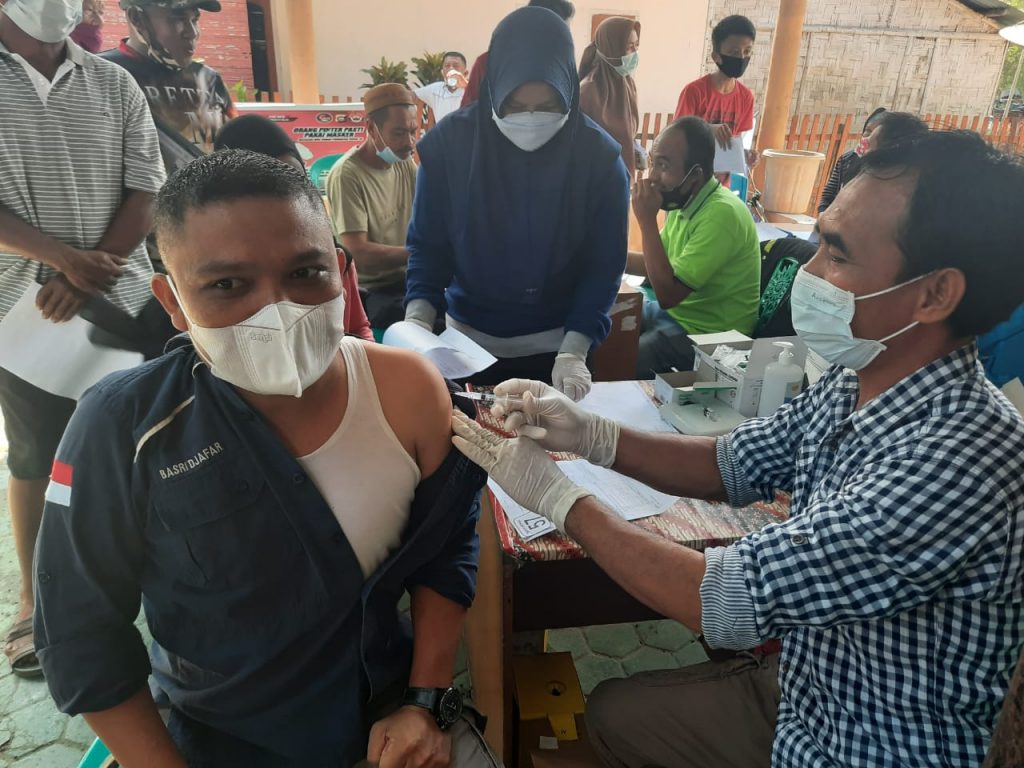 Tindak Lanjuti Edaran Bupati Gorontalo, Kades Pulubala Basrin Djafar Terus Mengajak Warganya Ikut Vaksinasi