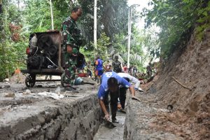 Dandim 1304/Gorontalo Letkol Czi Donny Ardiwidha Tinjau Pelaksanaan TMMD