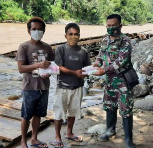Program Komunikasi Sosial, Satgas TMMD Kodim 1304/Gorontalo Bagikan Sembako Atasi Kesulitan Warga