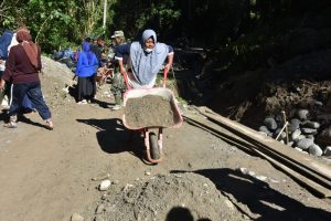 Emak-Emank Desa Tulabolo Turun Tangan Bantu TMMD Ke-112 Bangun Rabat Beton