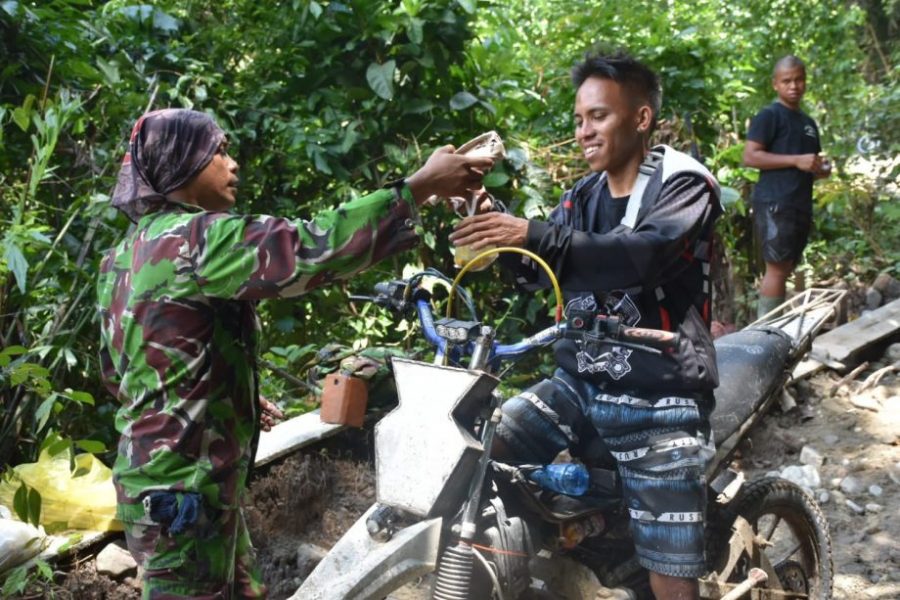 Selain Membangun Desa, Satgas TMMD Ke-122 Kodim 1304/Gorontalo Juga Berbagi Dengan Tukang Ojek