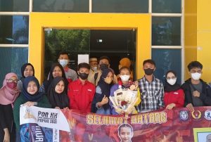 Pembina YP-DLP, Rustam Akili Berikan Beasiswa Pada Silfana Nur Ain Mahmud Peraih Medali Perunggu PON Papua