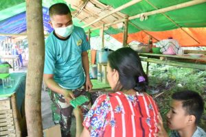 Tim Kesehatan Satgas TMMD Ke-122 Lakukan Tindakan Medis Pada Warga Desa Tulabolo Kecamatan Suwawa Timur