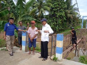 Rachmat Gobel Perintahkan Staf Khususnya, Dr. Rustam Akili Tinjau Jembatan Gantung Di Desa Datahu