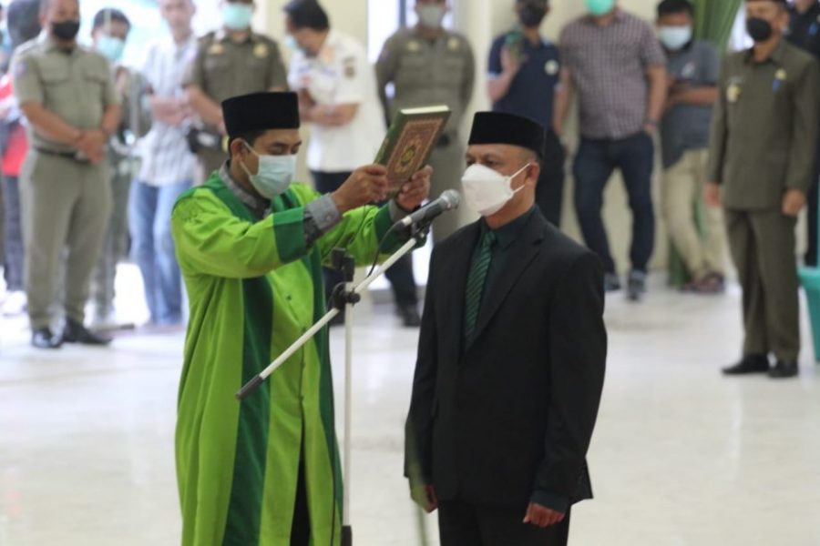 Dilantik Bupati Gorontalo, Roni Sampir Resmi Gantikan Hadijah U. Tayeb