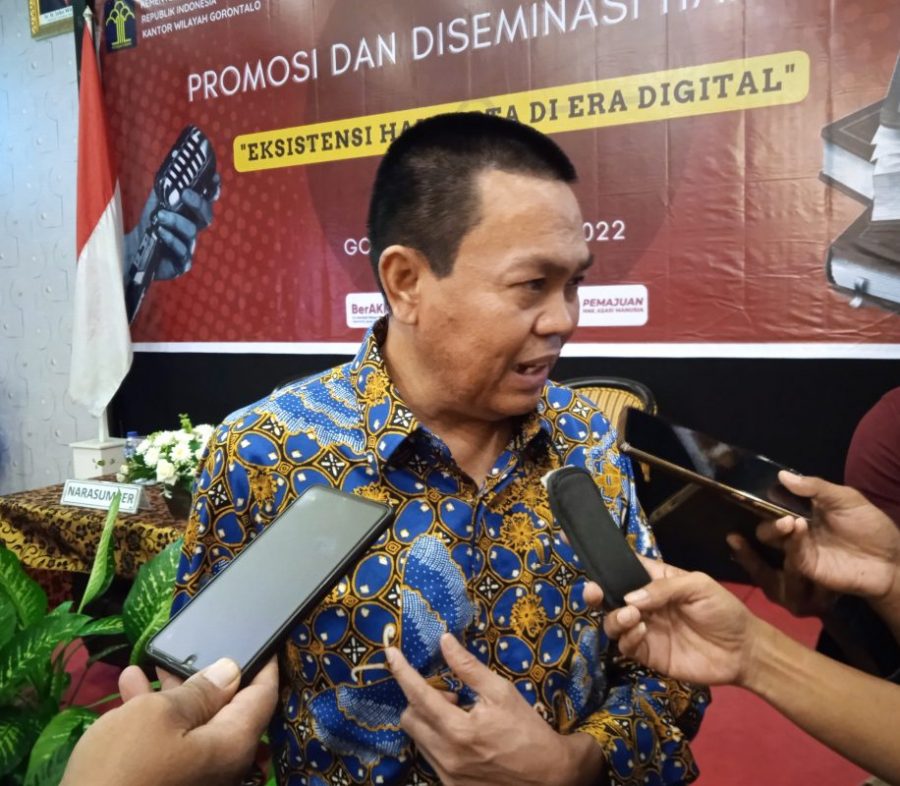 Terima Sertifikat Hak Cipta, Rustam Akili: Ini Sebuah Motivasi, Ingat Kita Kembali Ke Tanah