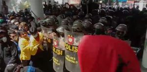 Tuntut Kebijakan Pemerintah, Demo Mahasiswa Di Depan DPRD Kabupaten Gorontalo Nyaris Ricuh
