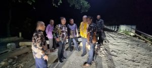 Tinjau Jembatan Rusak Di Pulubala, Hendra Hemeto : Harus Diperbaiki Secepatnya
