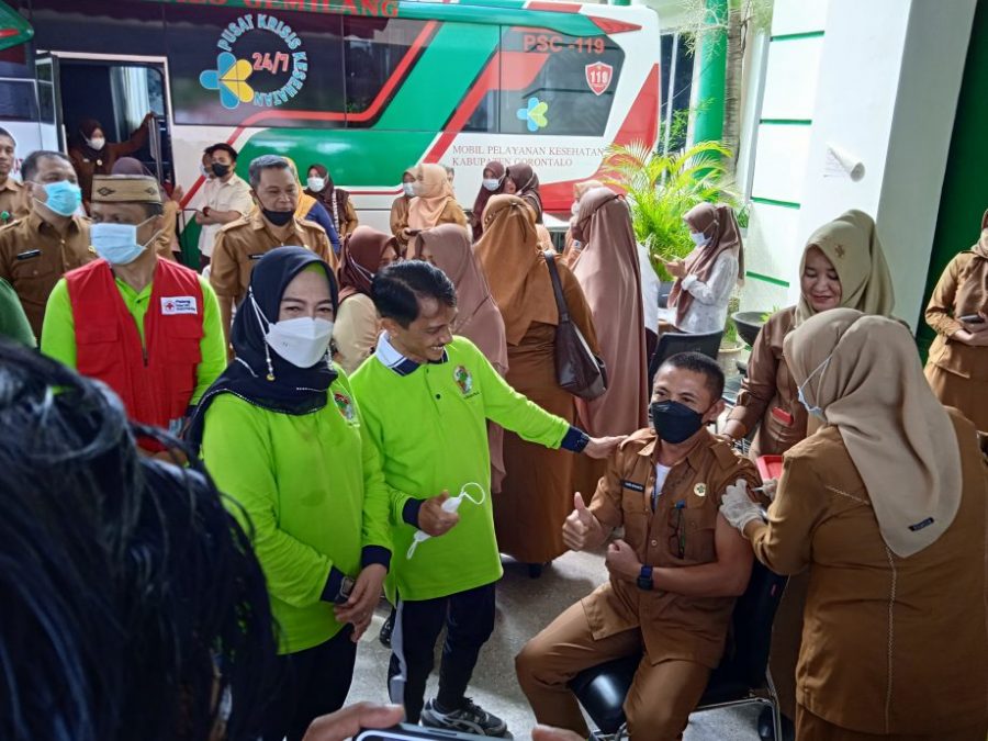 Bupati Gorontalo, Nelson Pomalingo Kick Off Vaksinasi Boster Ke-2
