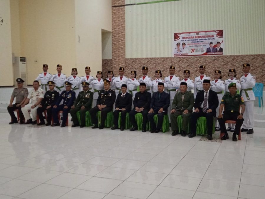 Didampingi Wakil Bupati, Nelson Pomalingo Kukuhkan Paskibraka Kabupaten Gorontalo