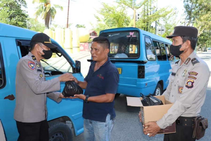 Dampak BBM Naik, Para Sopir Angkot Dan Pengemudi Bentor Terima Sembako Dari Polres Gorontalo
