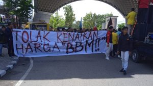 Tolak Kenaikan Harga BBM, Ratusan Mahasiswa Dan Masyarakat Datangi Kantor DPRD Kabupaten Gorontalo