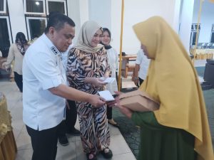 Peringati HUT Ke-50, Hendra S Hemeto Berbagi Dengan 133 Petugas Kebersihan Kabupaten Gorontalo