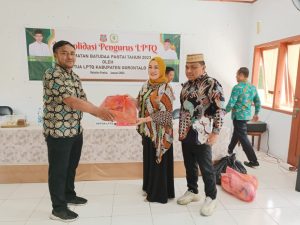 Serahkan Bantuan Olahraga, Siti Fatrah Sunge Berharap Dapat Memotivasi Karang Taruna Biluhu Timur Untuk Meningkatkan Prestasi