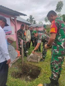 Dandim 1315/KG Letkol Arm Yudhi Ari Irawan Letakkan Batu Pertama Pembangunan Masjid Di Limehe Barat