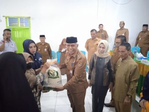 Terima Bantuan Pangan, Warga Limboto : Terima Kasih Pak Bupati