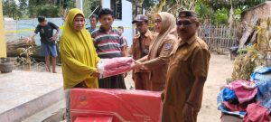 Camat Syaiful Hunta Dampingi Dinsos Pohuwato Serahkan Bantuan untuk Korban Kebakaran