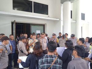 Mahasiswa Tempel Gambar Jalan Rusak Di Kantor DPRD Kabupaten Gorontalo, Syam T. Ase : Kita Tindaklanjuti
