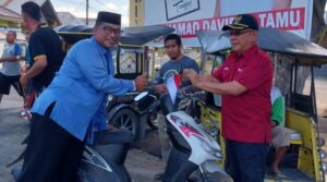 Tanamkan Jiwa Nasionalisme, Pemkec Buntulia Bagikan 500 Bendera Merah Putih ke Pengendara