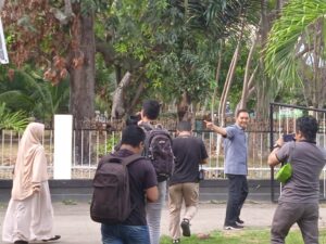 Dimintai Keterangan Oleh Bawaslu Kabupaten Gorontalo, Kadis Sosial Bersama Istri Lari Hindari Wartawan