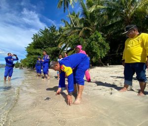Jelang HUT POLAIRUD POLRI KE-73, Polairud Polda Gorontalo Kerjasama Dengan BKSDA Lepas Anak Penyu Ke Laut
