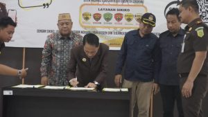 Penandatanganan dukungan oleh Bupati Gorontalo dan Ketua DPRD Kabupaten Gorontalo terhadap program SIKIKO