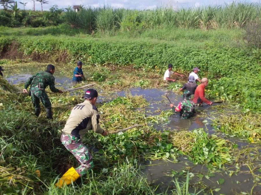 Antisipasi Banjir dan Wabah Penyakit di Musim Hujan, Koramil 1315-05/Boliyohuto Gelar Karya Bakti Pembersihan Saluran Air