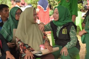 Setiap Kampanye, Fory Armin Naway Terlihat Mesra Dengan Warga