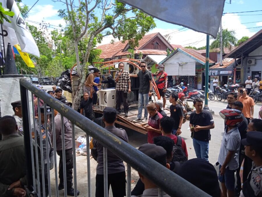 Ratusan Masa Aksi Dari Kecamatan Tabongo Geruduk Kantor Bawaslu dan KPU Kabupaten Gorontalo