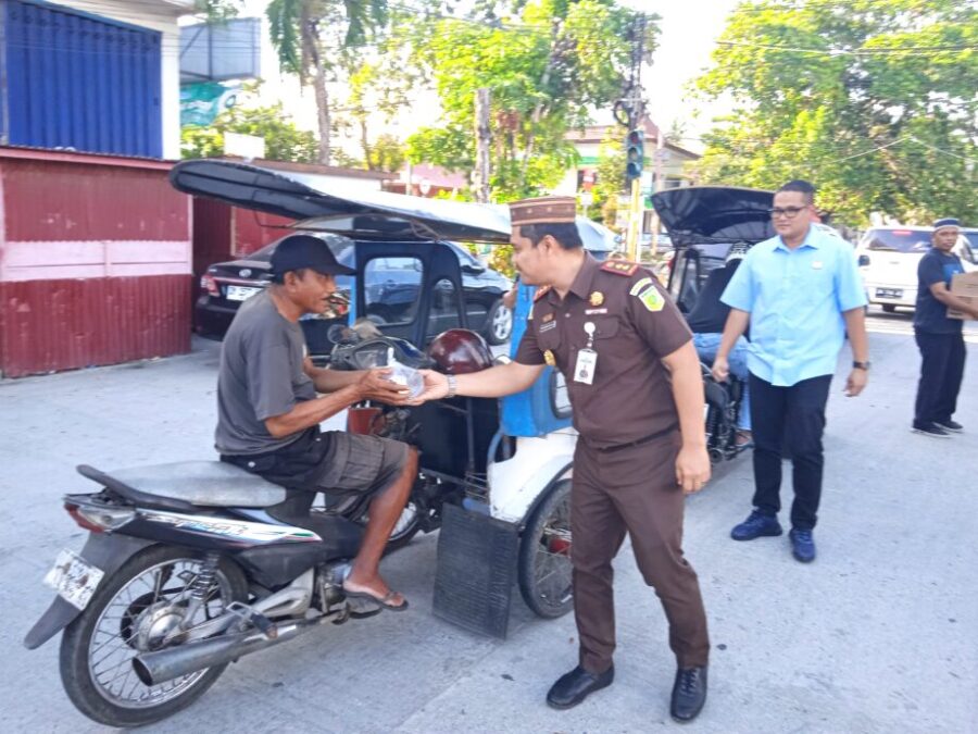 Kembali Bagikan Ratusan Paket Takjil, Muhammad Iqbal Sebut Kejaksaan Hadir Untuk Rakyat