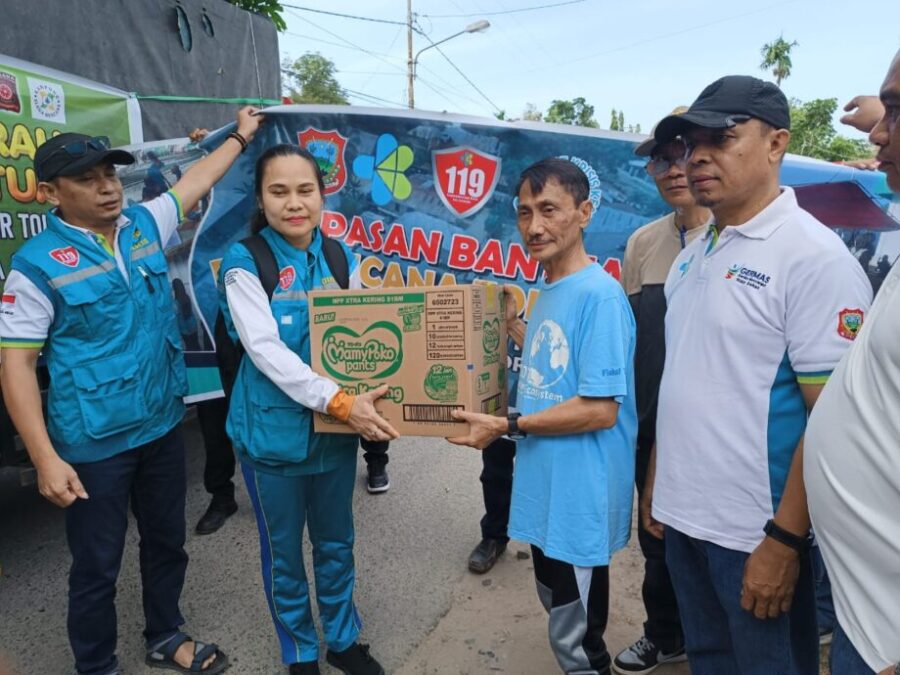 Pemerintah Kabupaten Gorontalo Serahkan Bantuan Untuk Korban Banjir Di Tolinggula Dan Kerja Bakti Pencegahan DBD