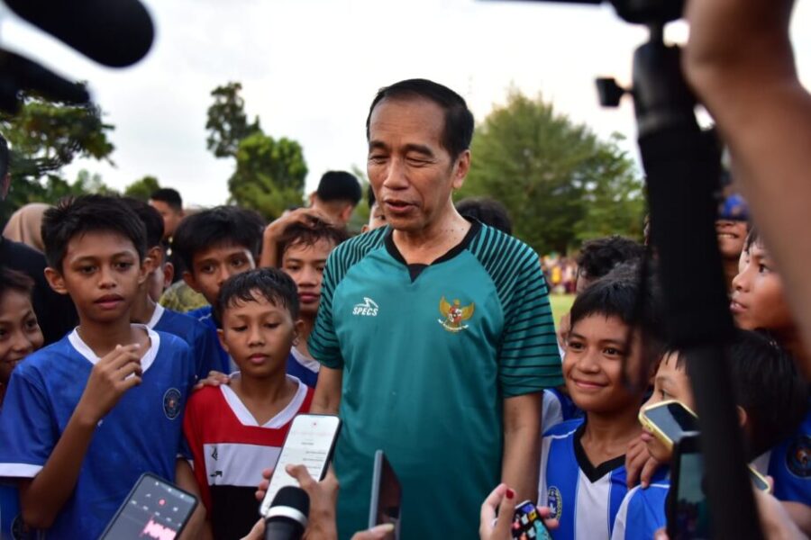 Kunker, Presiden Jokowi Sempatkan Diri Main Sepak Bola Bersama Tim U-12 Gorontalo