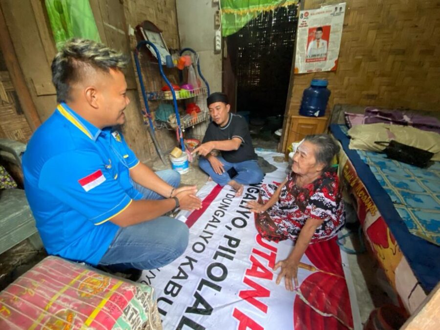 Dor To Dor Ke Rumah Warga, Asisten III Dan KNPI Kabupaten Gorontalo Bagikan Sembako