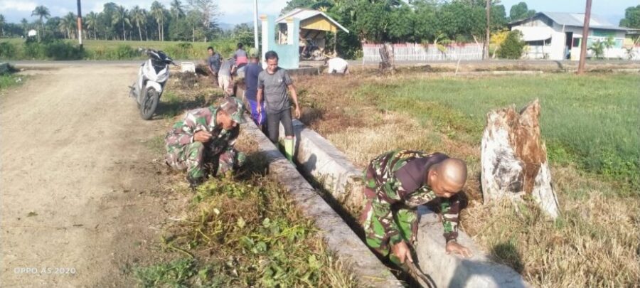 Babinsa Boliyohuto Bersama Warga Gelar Karya Bakti Di Desa Helumo