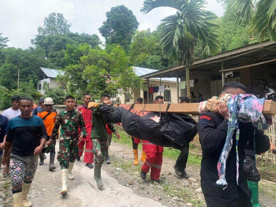 Memasuki Hari Ke-3, Prajurit Gabungan Korem 133/NW Terus Mencari Korban Longsor Di Lokasi Tambang Emas Bone Bolango
