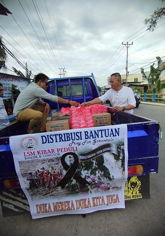 LSM KIBAR Distribusikan 1000 Paket Makanan Siap Saji Ke Korban Banjir di Kota Gorontalo