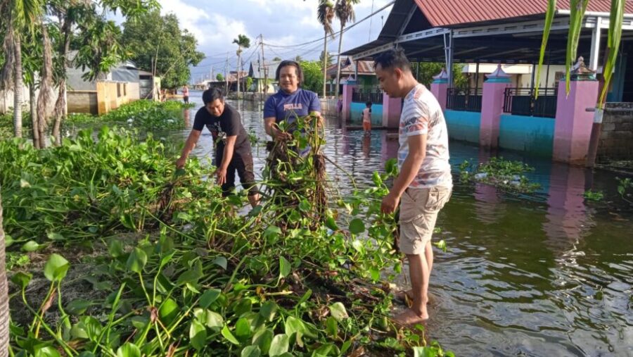Bersihkan Sampah Dan Eceng Gondok, PJS Kabgor Bersama Personel Polri Lakukan Kerja Bakti